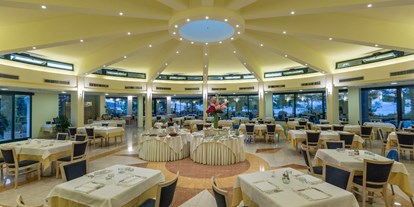 Familienhotel - Umgebungsschwerpunkt: Strand - Italien - Restaurant - Gattarella Resort