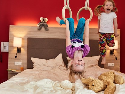 Familienhotel - Kletterwand - Dienten am Hochkönig - Zimmer mit viel Spaß für die Kinder - Gut Wenghof - Family Resort