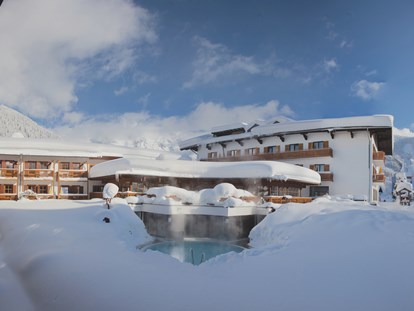 Familienhotel - Skikurs direkt beim Hotel - Ramsau (Bad Goisern am Hallstättersee) - Außenansicht Winter - Gut Wenghof - Family Resort