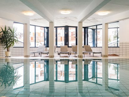 Familienhotel - Pools: Schwimmteich - Indoorpool - Gut Wenghof - Family Resort