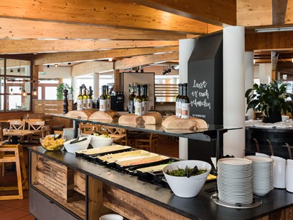 Familienhotel - Umgebungsschwerpunkt: See - Salzburg - Panoramarestaurant - Salatbuffet - Gut Wenghof - Family Resort