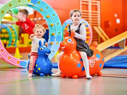 Familienhotel - Kinderbetreuung in Altersgruppen - Spaß im Turnsaal - AIGO welcome family
