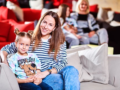 Familienhotel - Einzelzimmer mit Kinderbett - Oberösterreich - Kino im Aigo - AIGO welcome family