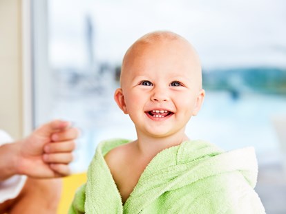 Familienhotel - Kinderbetreuung in Altersgruppen - Oberösterreich - Glückliches Baby - AIGO welcome family