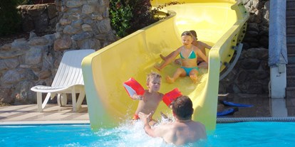 Familienhotel - Schwimmkurse im Hotel - Österreich - Freibad mit Wasserrutsche: https://www.glocknerhof.at/hotel-mit-pool-und-wasserrutsche-in-kaernten.html - Hotel Glocknerhof