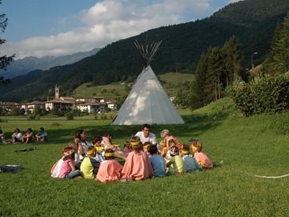 Familienhotel - Umgebungsschwerpunkt: See - Trentino - Kinderspielplatz - Family Hotel Adriana