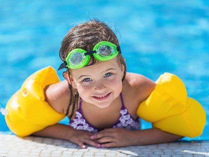Familienhotel - Pools: Innenpool - Kinderschwimmkurs - MONDI Resort Oberstaufen