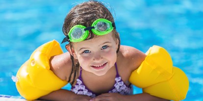 Familienhotel - Suiten mit extra Kinderzimmer - Bayern - Schwimmkurse in den Ferienzeiten - MONDI Resort Oberstaufen