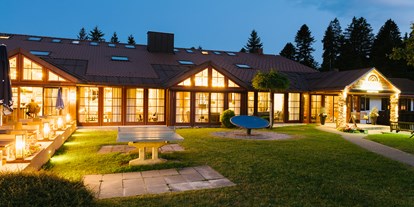 Familienhotel - Klassifizierung: 4 Sterne - Außenansicht Abend Haupthaus - MONDI Resort Oberstaufen