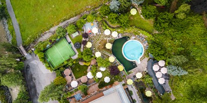 Familienhotel - Umgebungsschwerpunkt: am Land - Kitzbühel - Garten mit Pools,  Naturschwimmteich, Gartenrestaurant und Ballsportplatz - The RESI Apartments "mit Mehrwert"