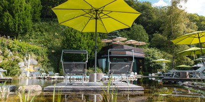 Familienhotel - Pools: Außenpool beheizt - Zell am See - Schwimmteich mit Blick zu Berggarten - The RESI Apartments "mit Mehrwert"