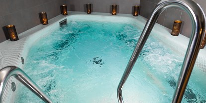 Familienhotel - Pools: Schwimmteich - Großarl - Whirlpool in der Saunawelt
Sommer 35°C, Winter 38°C - The RESI Apartments "mit Mehrwert"
