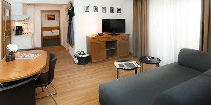 Familienhotel - Pools: Schwimmteich - Bramberg am Wildkogel - Wohnzimmer Familienappartement - The RESI Apartments "mit Mehrwert"