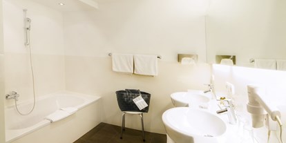 Familienhotel - Kinderbetreuung in Altersgruppen - Leogang - Badezimmer mit Badewanne - The RESI Apartments "mit Mehrwert"