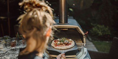 Familienhotel - Pools: Schwimmteich - Dienten am Hochkönig - Pizzabacken macht Spaß - The RESI Apartments "mit Mehrwert"