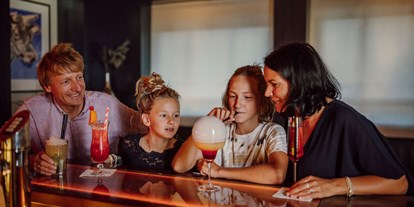 Familienhotel - Kinderbetreuung in Altersgruppen - Leogang - Kindercocktail "Surprise" - The RESI Apartments "mit Mehrwert"