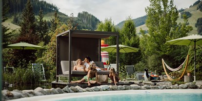 Familienhotel - Pools: Schwimmteich - Ellmau - Relaxen am Pool - The RESI Apartments "mit Mehrwert"