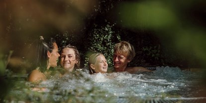 Familienhotel - Pools: Schwimmteich - Walchsee - Family-Whirlpool - The RESI Apartments "mit Mehrwert"