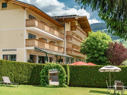 Familienhotel - Pools: Schwimmteich - Hüttschlag - Hotel am Badesee - Sport & Familienhotel Bärenwirt
