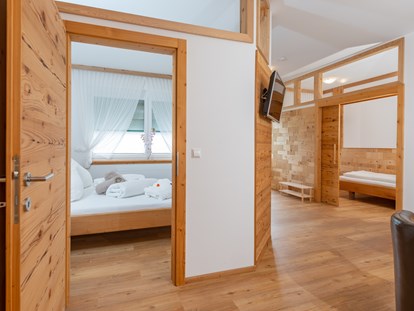 Familienhotel - Einzelzimmer mit Kinderbett - Donnersbachwald - Ferienwohnung Romantik Planai  - Sport & Familienhotel Bärenwirt
