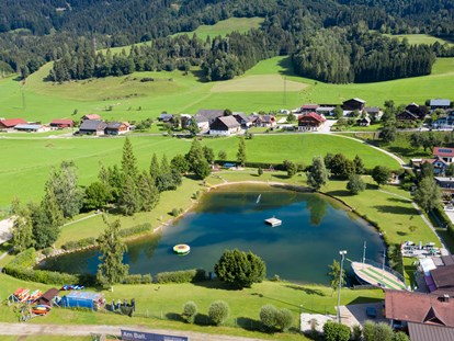 Familienhotel - Umgebungsschwerpunkt: Fluss - Mühlbach am Hochkönig - Badesee neben dem Hotel Bärenwirt - Sport & Familienhotel Bärenwirt