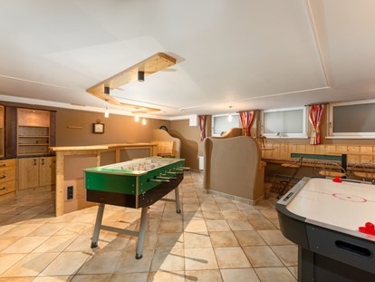 Familienhotel - Suiten mit extra Kinderzimmer - Obertauern - Gaming Room mit Kicker Airhockey Dart - Sport & Familienhotel Bärenwirt