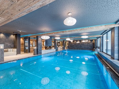 Familienhotel - Babyphone - Tirol -  Indoor-(17x7m) verbunden zum Outdoor Pool (8x5m) & Textilsauna - Aktiv-& Wellnesshotel Bergfried