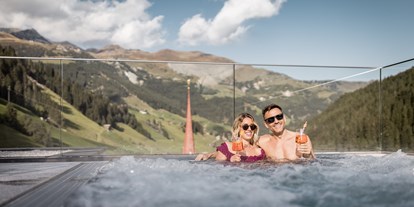 Familienhotel - Schwimmkurse im Hotel - Tiroler Unterland - Outdoor Whirlpool "Over the top" für die ganze Familie - Aktiv-& Wellnesshotel Bergfried