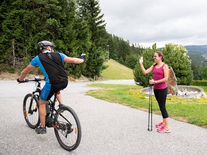 Familienhotel - Skilift - Österreich - E-Mountainbike und Nordic-Walking - nur zwei von vielen Naturgenuss-Möglichkeiten bei uns
 - Familienhotel Berger ***superior