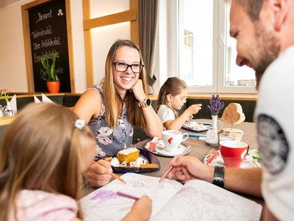 Familienhotel - Sauna - Gemütlich Essen im Familienrestaurant und kulinarische Schmanlern genießen
 - Familienhotel Berger ***superior