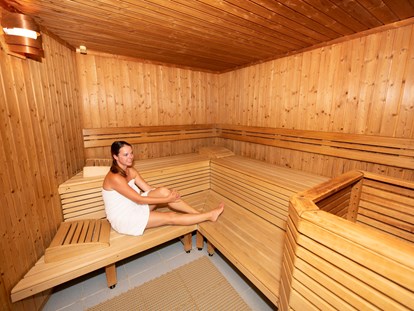 Familienhotel - Pools: Innenpool - Österreich - Wellnessbereich mit Sauna - Familienhotel Berger ***superior