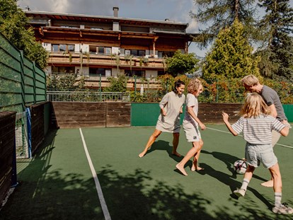 Familienhotel - Suiten mit extra Kinderzimmer - Kitzbühel - Spaß am hoteleigenen Ballsportplatz - Gartenhotel Theresia****S - DAS "Grüne" Familienhotel 