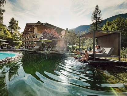 Familienhotel - Pools: Außenpool beheizt - Oberndorf in Tirol - Relaxinseln am Schwimmteich - Gartenhotel Theresia****S - DAS "Grüne" Familienhotel 