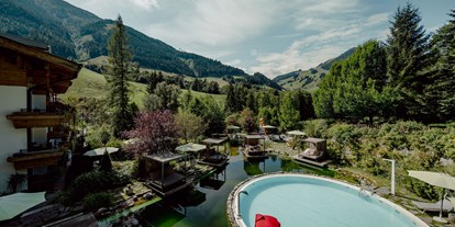 Familienhotel - Garten - Pinzgau - Pool, Schwimmteich und Relaxinseln aus der Vogelperspektive - Gartenhotel Theresia****S - DAS "Grüne" Familienhotel 