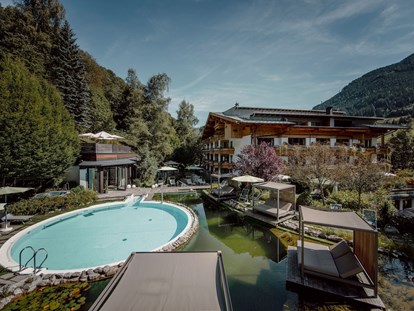 Familienhotel - Pools: Außenpool beheizt - Oberndorf in Tirol - Gartenhotel Theresia
Schwimmbecken, Naturschwimmteich, Whirlpool - Gartenhotel Theresia****S - DAS "Grüne" Familienhotel 