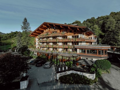 Familienhotel - Verpflegung: 3/4 Pension - Oberndorf in Tirol - Gartenhotel Theresia
Hoteleinfahrt, Parkplatz - Gartenhotel Theresia****S - DAS "Grüne" Familienhotel 