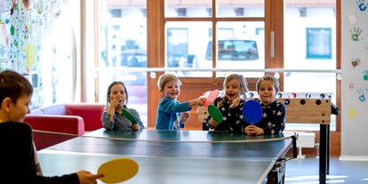 Familienhotel - Kinderbetreuung - Tischtennis im Freizeitrau - Hotel Felsenhof
