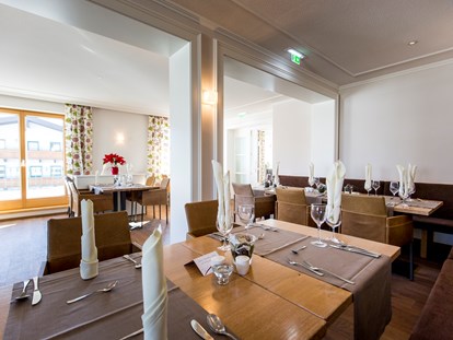 Familienhotel - Einzelzimmer mit Kinderbett - Gröbming - Restaurant - Sonnengarten - Hotel Felsenhof