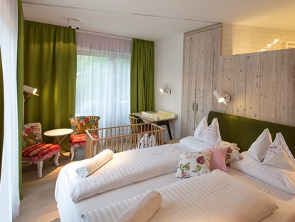 Familienhotel - Pools: Innenpool - Gröbming - Doppelzimmer Aigenberg mit Babyausstattung - Hotel Felsenhof