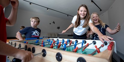 Familienhotel - Schwimmkurse im Hotel - Österreich - Tischfußball - lustige Action für die Kids - Hotel Felsenhof