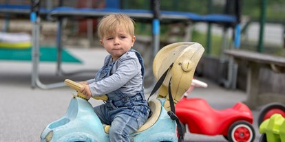 Familienhotel - Kinderwagenverleih - Bobby-Cars für die Kleinsten - Hotel Felsenhof