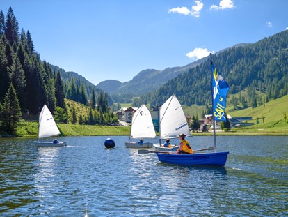 Familienhotel - Schwimmkurse im Hotel - Untertauern (Untertauern) - Bootfahren am See - Familotel Zauchenseehof