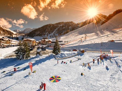 Familienhotel - Umgebungsschwerpunkt: Therme - Österreich - Kinder-Skikurs beim Hotel - Familotel Zauchenseehof