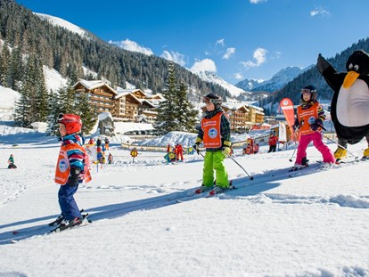 Familienhotel - Skikurs direkt beim Hotel - Gröbming - Kinder-Skikurs - Familotel Zauchenseehof