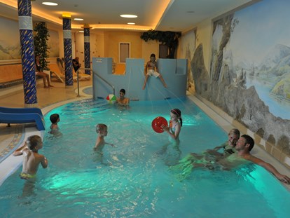 Familienhotel - Einzelzimmer mit Kinderbett - Gosau - Kinderschwimmbad - Familotel Zauchenseehof