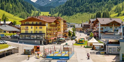 Familienhotel - Spielplatz - Großarl - Das Familiehotel Zauchenseehof liegt mitten in den Salzburger Bergen und am Zauchensee - perfekt für den Sommer-Familien-Urlaub in Österreich - Familotel Zauchenseehof