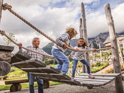 Familienhotel - Suiten mit extra Kinderzimmer - Kitzbühel - Almspielplatz des Übergossene Alm Resort - Übergossene Alm Resort