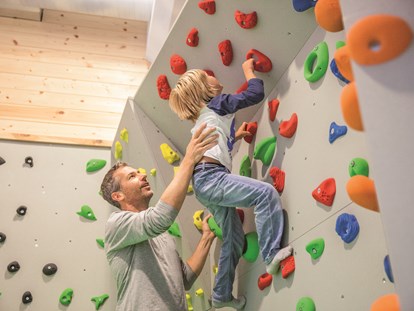 Familienhotel - Pools: Infinity Pool - Gosau - Indoor Boulderwand für Kinder - Übergossene Alm Resort