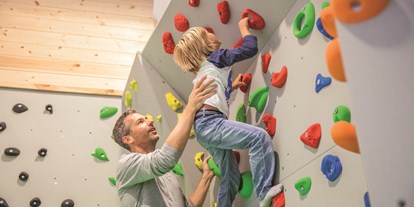 Familienhotel - Garten - Pinzgau - Indoor Boulderwand für Kinder - Übergossene Alm Resort