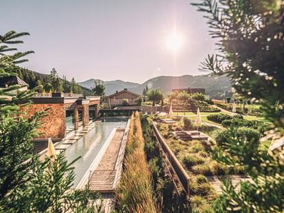 Familienhotel - Pools: Infinity Pool - Schladming - Blick auf Hochkönig Sauna - Übergossene Alm Resort